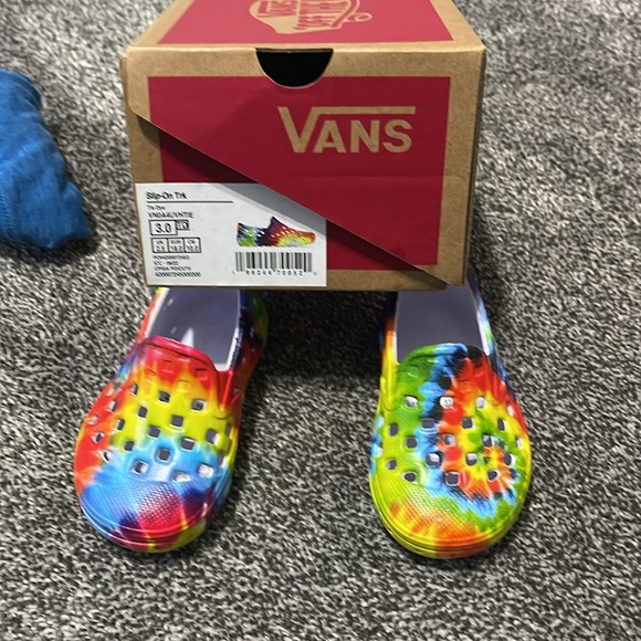 Vans - Picture 3 of 5